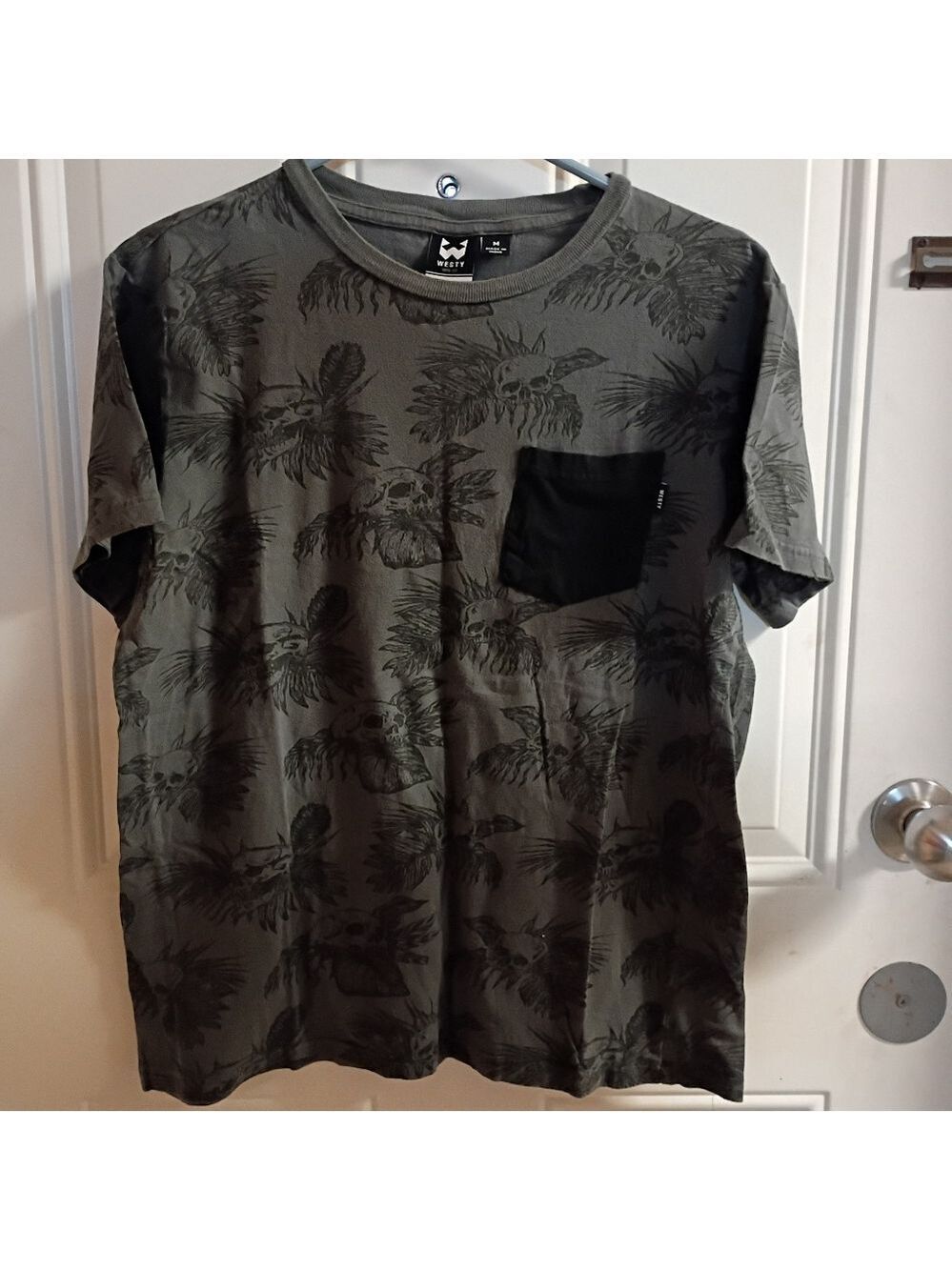 2/$10 Westy Size Medium Skull Palm Tree All Over Graphic Tee